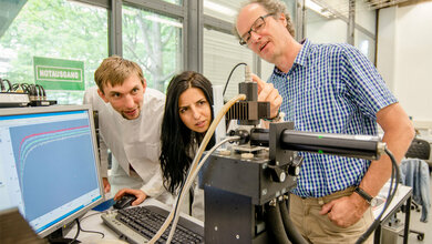 Das_Bochumer_Team_Dr_Sergii_Shydlovskyi_Dr_Semra_Ince_Prof_Dr_Christian_Herrmann_RUB_Marquard.jpg Das Bochumer Team