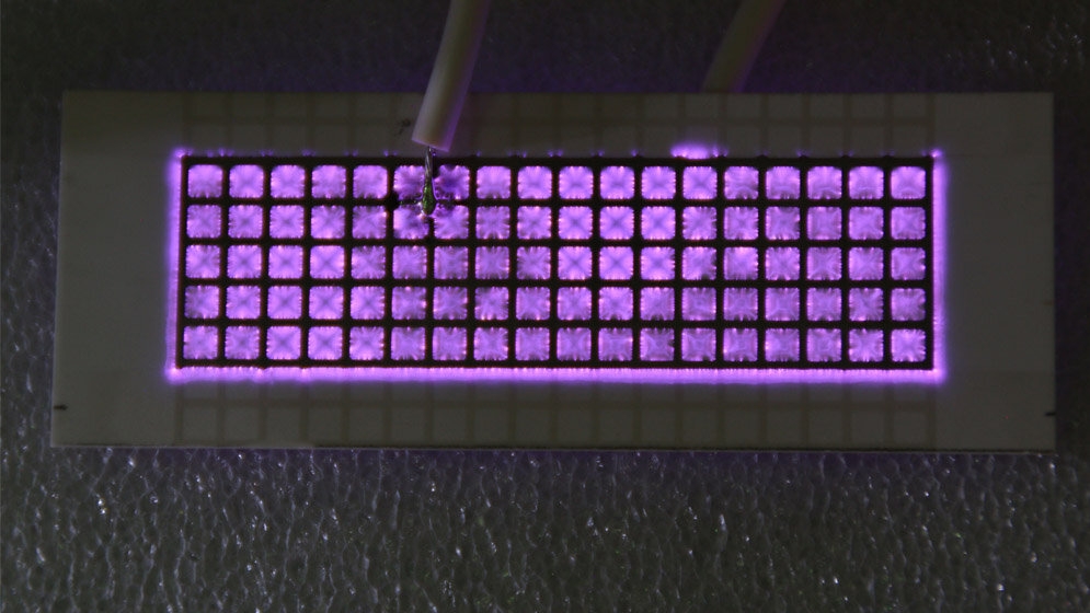 Modul_mit_dielektrisch_behinderten_Entladungen_INP_Eric_Timmermann.jpg Modul mit dielektrisch behinderten Entladungen