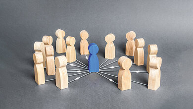 Plötzlich Führungskraft (Teil 2) Foto einer symbolischen Darstellung der Rolle einer Führungskraft mithilfe von Holzfiguren