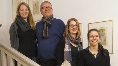 Prof_Dr_Anton_Bovier_mit_seinen_Co_Autorinnen_Institut_fuer_Angewandte_Mathematik_Foto_Anna_Kraut_12042016.jpg Prof. Dr. Anton Bovier mit Co-Autorinnen