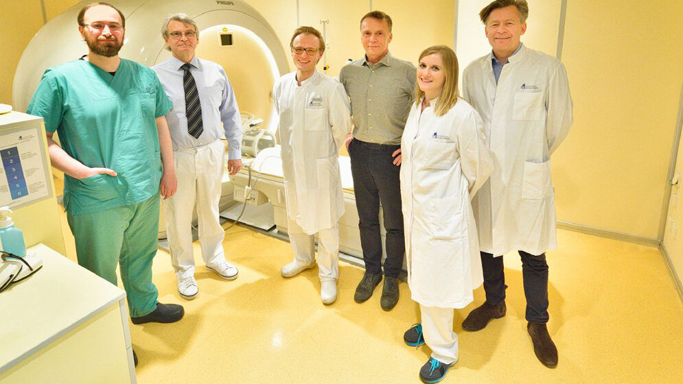 Hoch_fokussierter_Ultraschall_bei_Tremor_und_Parkinson_Johann_Saba_UK_Bonn.jpg Hoch fokussierter Ultraschall bei Tremor und Parkinson