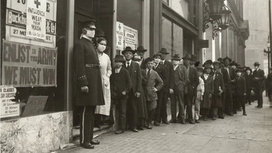 Spanische_Grippe.jpg Schlange von Menschen während der Spanischen Grippepandemie 1918