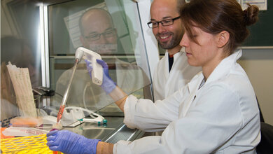 Erstautorin_Stephanie_Mueller_und_Prof_Feige_im_Labor_für_Zellulaere_Proteinbiochemie_Bild_A_Battenberg__TUM.jpg Stephanie Müller und Prof. Feige