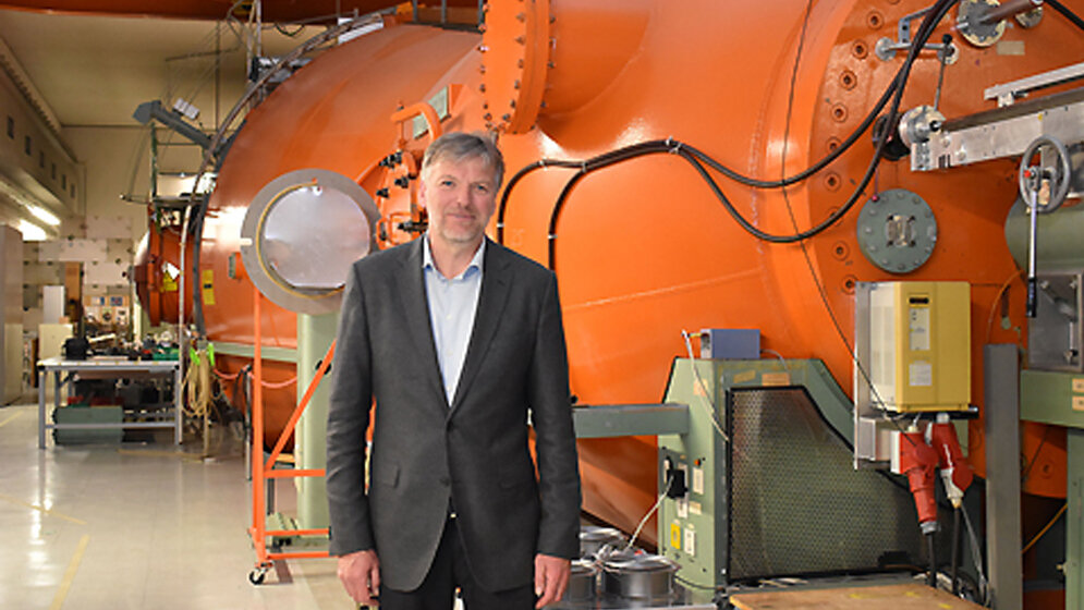 Prof_Guenther_Dollinger_vor_dem_Tandembeschleuniger_Universitaet_der_Bundeswehr_Muenchen.jpg Prof. Günther Dollinger