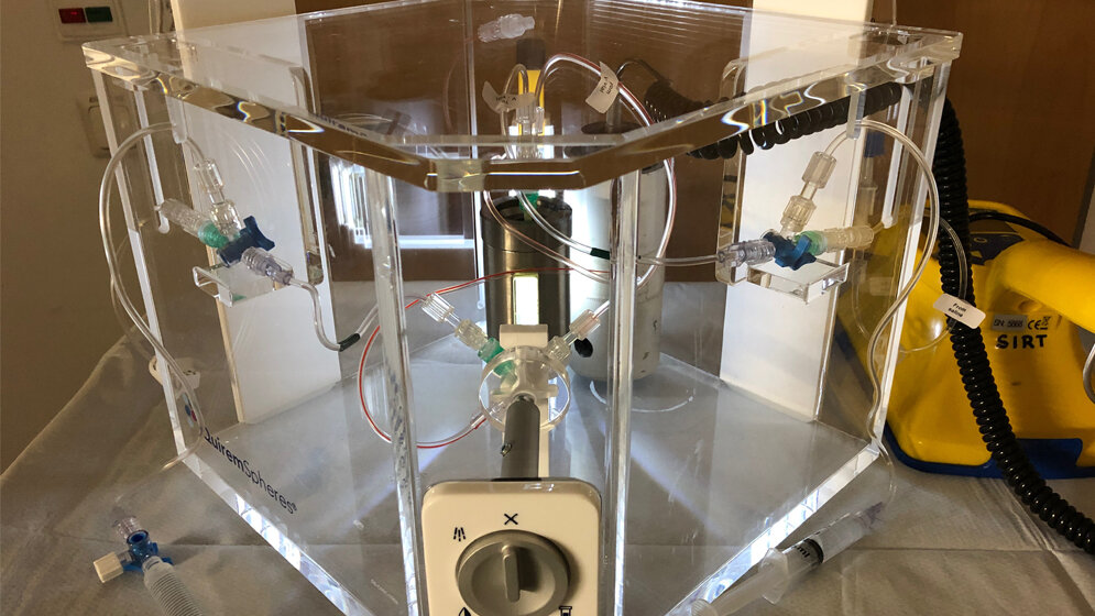 In_der_Applikationsbox_wird_die_Testsubstanz_aufbewahrt_und_für_den_Einsatz_vorbereitet_UKD.jpg In der Applikationsbox wird die Testsubstanz aufbewahrt