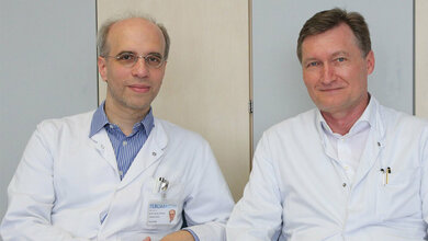 Professor_Dr_Bernd_Schmeck_links_mit_Prof_Dr_Claus_Franz_Vogelmeier_B_Martin_Philipps_Uni_Marburg.jpg Professor Dr. Bernd Schmeck (links) mit Prof. Dr. Claus Franz Vogelmeier