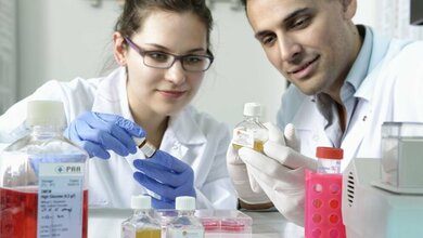 Geschaeftsfuehrer_Hatim_Hemeda_mit_Mitarbeiterin_Alina_Ostrowska_von_der_RWTH_Ausgruendung_PL_BioScience_Peter_Winandy_31052016.jpg RWTH-Ausgründung PL BioScience