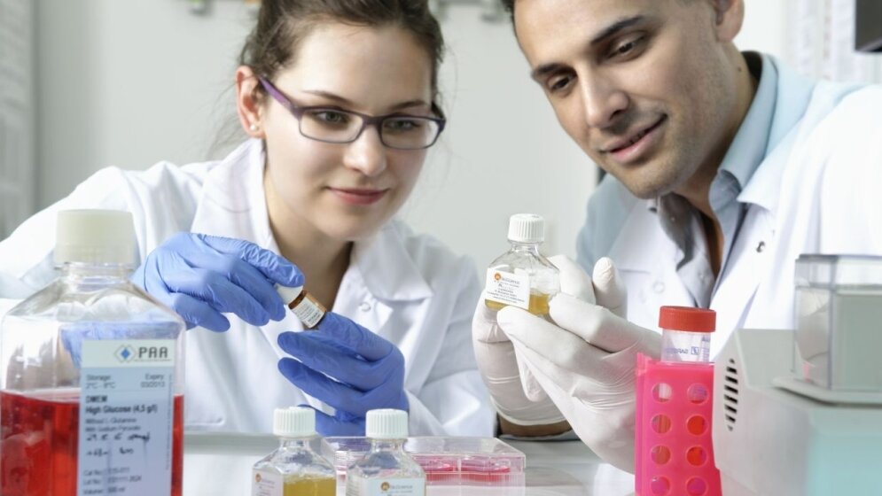 Geschaeftsfuehrer_Hatim_Hemeda_mit_Mitarbeiterin_Alina_Ostrowska_von_der_RWTH_Ausgruendung_PL_BioScience_Peter_Winandy_31052016.jpg RWTH-Ausgründung PL BioScience