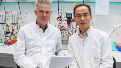 Professor_Dr_Kai_Wollert_links_und_Dr_Yong_Wang_MHH_Kaiser.jpg Professor Dr. Kai Wollert (links) und Dr. Yong Wang