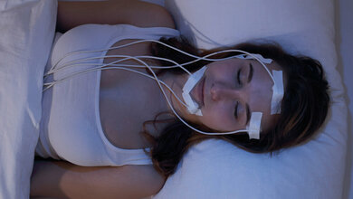 Fotolia_103558276_junge_Frau_im_Schlaflabor_RioPatuca_Images_10032016.jpg Schlaflabor