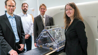 Praesentation_Teststand_Gregor_Schaefers_Dr_Joerg_Seehafer_MRcomp_GmbH_Prof_Dr_Ralf_Ringler_Karina_Schuller_OTH_Amberg_Weiden_OTH_Amberg_Weiden_21072016.jpg Präsentation des Teststandes