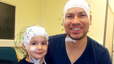 Hirnstroeme_Kinder_mit_Cochlea_Implantaten_MPI_fuer_Kognitions_und_Neurowissenschaften.jpg Hirnströme der Kinder mit Cochlea-Implantaten