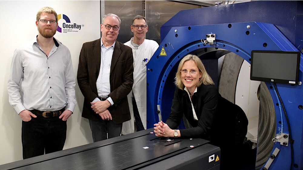 In_Beam_MRT_Prototyp.jpg Das Projekt-Team vor dem In-Beam-MRT-Prototypen.