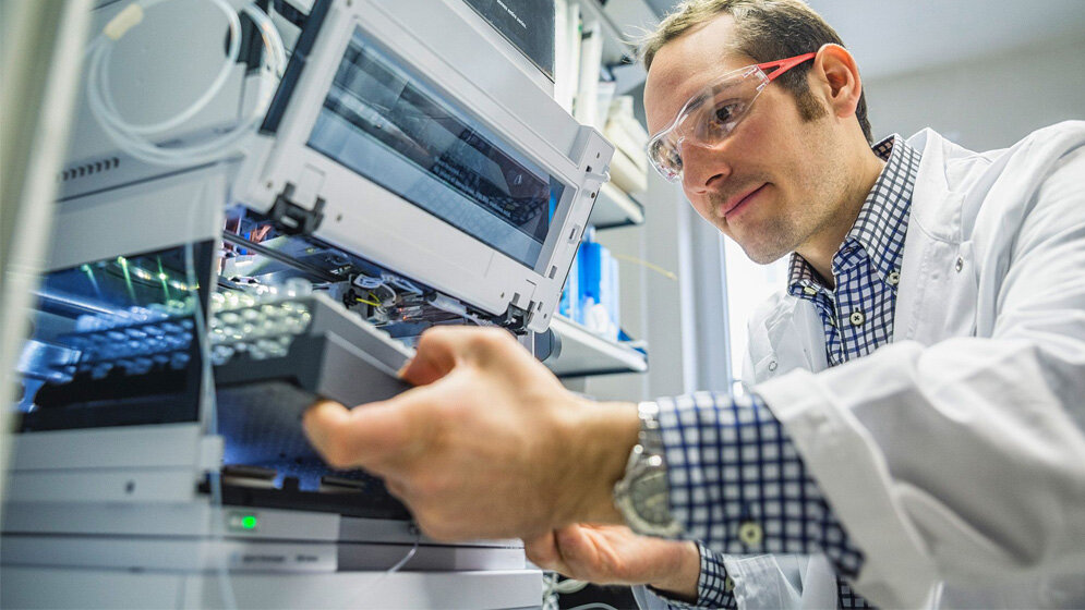 Pierre_Stallforth_Leiter_des_Forscherteams_Chromatographie_Anlage_Quelle_Anna_Schroll_HKI.jpg Pierre Stallforth, Leiter des Forscherteams,