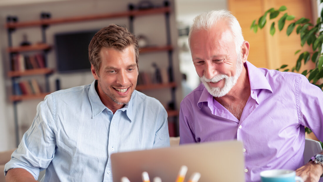 Alt_und_Jung.jpg Alt und Jung arbeiten zusammen