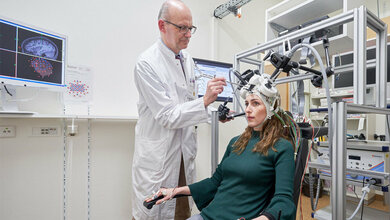 Ein_Vorgaengermodell_des_Helms_Ingo_Rappers_Hertie_Institut_für_klinische_Hirnforschung_HIH.jpg Ein Vorgängermodell des Helms