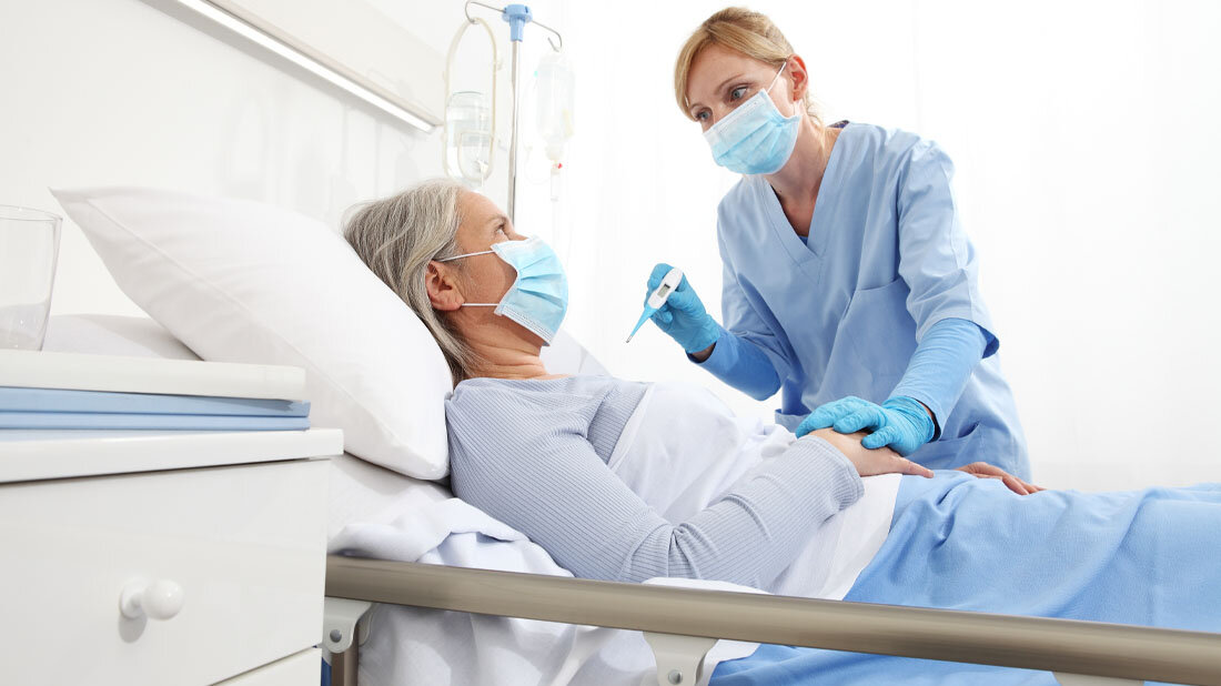 Klinik.jpg Patientin und Pflegerin in der Klinik