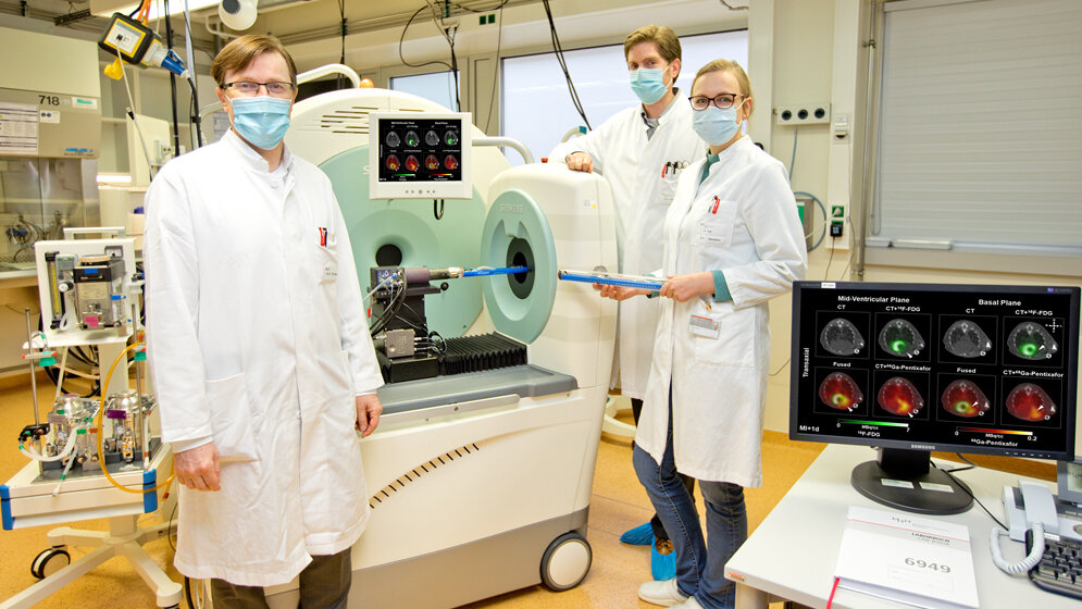 Prof_Dr_Frank_Bengel_James_Thackeray_und_Annika_Hess_vor_einem_PET_Karin_Kaiser_MHH.jpg Professor Dr. Frank Bengel, James Thackeray und Annika Heß