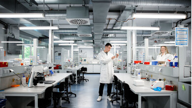 Blick_ins_Labor.jpg Student Luca Holy und Prof. Dr. Maria Brehm im Labor.