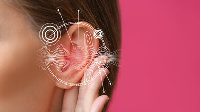 AdobeStock_318393154.jpeg Frau mit Hörproblem