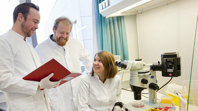 PD_Dr_Nico_Lachmann_mit_zwei_der_drei_Erstautoren_MHH.jpg PD Dr. Nico Lachmann mit zwei der drei Erstautoren