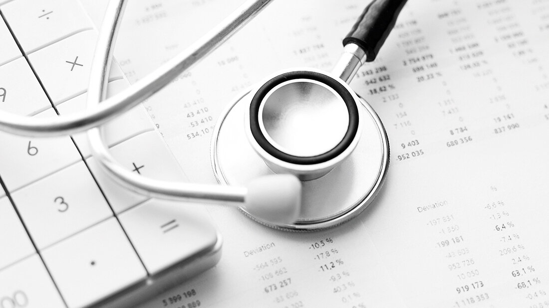 Neues aus der Rechtsprechstunde Foto mit Stethoskop und Tastatur