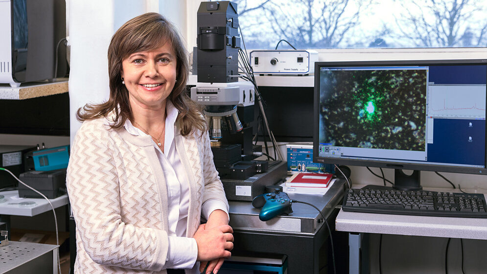 Dr_Natalia_P_Ivleva_mit_ihrem_Raman-Mikroskop_Bild_U_Benz__TUM.jpg Dr. Natalia P. Ivleva mit ihrem Raman-Mikroskop
