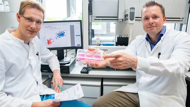 Dr_Michael_Rothe_rechts_und_Dr_Dr_Adrian_Schwarzer_Karin_Kaiser_MHH.jpg Dr. Michael Rothe und Dr. Dr. Adrian Schwarzer