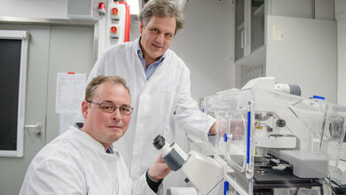 Frederik_Großerueschkamp_und_Klaus_Gerwert_RUB_Marquard.jpg Frederik Großerüschkamp und Klaus Gerwert