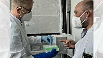 Prof_Dr_Harald_Schulze_links_und_PD_Dr_Dirk_Weismann_Foto_Maria_Drayss_Uniklinikum_Wuerzburg.jpg Prof. Dr. Harald Schulze (links) und PD Dr. Dirk Weismann