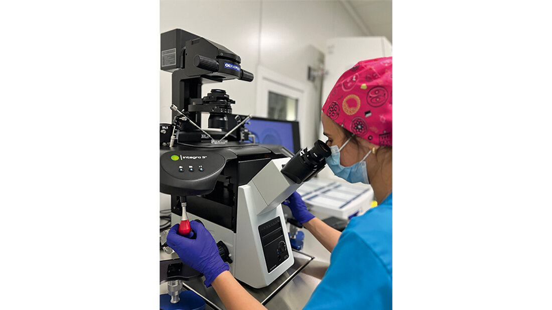 Der Embryologe, die Embryologin: ein Berufsporträt Foto einer Laborsituation einer Embryologin