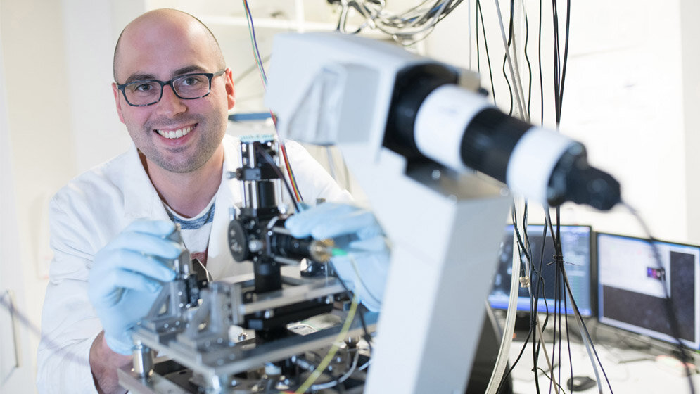 Doktorand_Matthias_Reisser_am_Reflektions_Lichtblattmikroskop_Foto_Elvira_Eberhardt_Uni_Ulm.jpg Doktorand Matthias Reisser