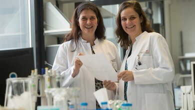 PD_Dr_med_Elisabeth_Mangold_links_Dr_Kerstin_U_Ludwig_Institut_fuer_Humangenetik_Uni_Bonn_Foto_Barbara_Frommann_Uni_Bonn_29032016.jpg Privatdozentin Dr. med. Elisabeth Mangold (links) und Dr. Kerstin U. Ludwig