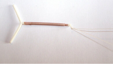 Kupferhaltiges_T_foermiges_Intrauterinpessar_mit_Rueckholfaeden_CC_BY_SA_2_0_fr_wikimedia.jpg Kupferhaltiges T-förmiges Intrauterinpessar