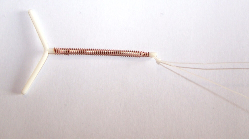 Kupferhaltiges_T_foermiges_Intrauterinpessar_mit_Rueckholfaeden_CC_BY_SA_2_0_fr_wikimedia.jpg Kupferhaltiges T-förmiges Intrauterinpessar
