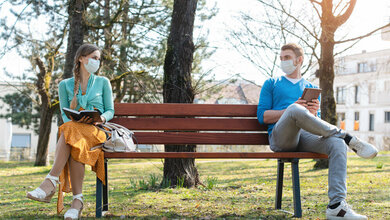 Corona_Abstand_Kzenon_stock_adobe_com.jpg Maßnahmen zur Abstandsregelung und die Maskenpflicht