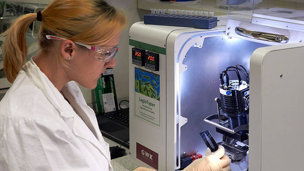 Erstautorin_Catharina_Kober_mit_dem_LegioTyper_Chip_Foto_Jonas_Bemetz__TUM.jpg Erstautorin Catharina Kober