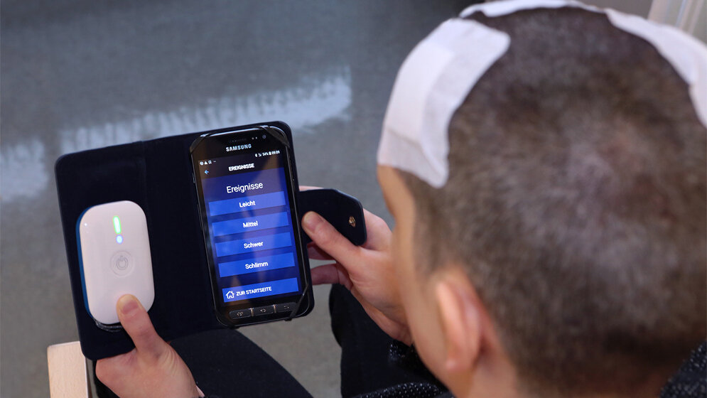 Sarah_Ulbrich_kommuniziert_dem_Hirnschrittmacher_ihren_aktuellen_psychischen_Zustand_UKR.jpg Sarah Ulbrich mit Hirnschrittmacher