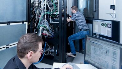 Einstellarbeiten_am_SALVE_Mikroskop_Links_Dr_Johannes_Biskupek_am_Geraet_Dr_Martin_Linck_Firma_CEOS_Foto_Heiko_Grandel_Uni_Ulm_26042016.jpg SALVE-Mikroskop