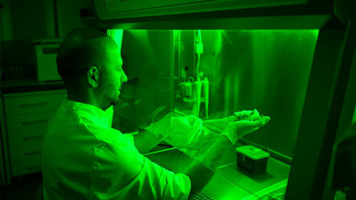 Der_Einsatz_von_Licht_spielt_bei_den_Forschenden_eine_wichtige_Rolle_Foto_Sascha_Yousefi.jpg Einsatz von Licht