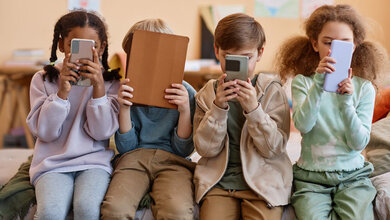 Kinder_mit_Smartphone_und_tablet.jpg Kinder nutzen Smartphones und Tablet.