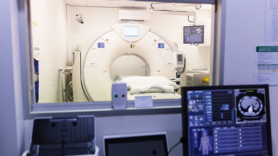 KI stärker im radiologischen Alltag integrieren CT-Scanner (Computertomograf) in einem medizinischen Untersuchungsraum