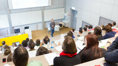 Fotolia_71996461_Hoersaal_Akademisierung_kasto-10032016.jpg Akademisierung