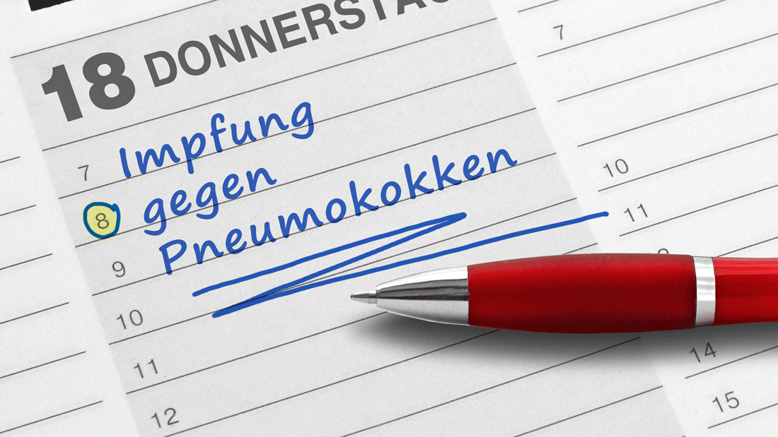 AdobeStock_1058931014.gif Das Bild zeigt einen Kalender, in dem ein Termin für eine „Impfung gegen Pneumokokken“ am Donnerstag, den 18., eingetragen ist.