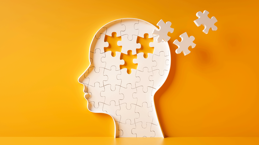 AdobeStock_1976839871.gif Dieses Bild zeigt eine symbolische Darstellung eines menschlichen Kopfes, der aus Puzzleteilen besteht. Einige Teile fehlen oder schweben außerhalb des Kopfes.