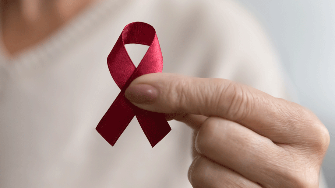 AdobeStock_425208305.gif Das Bild zeigt eine rote Schleife, die als Symbol für den Kampf gegen HIV/AIDS und zur Unterstützung von Betroffenen weltweit bekannt ist.