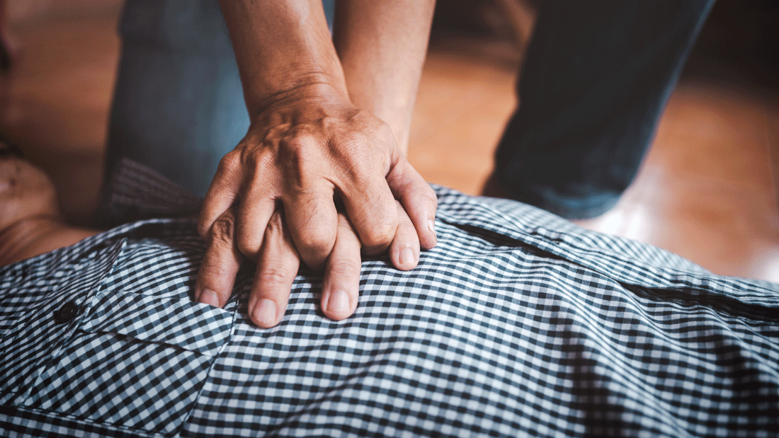 AdobeStock_446004799.gif Zwei Hände führen eine Herzdruckmassage auf dem Brustkorb einer liegenden Person durch. Das Bild zeigt eine Reanimationssituation beziehungsweise Erste Hilfe bei Herz-Kreislauf-Stillstand.