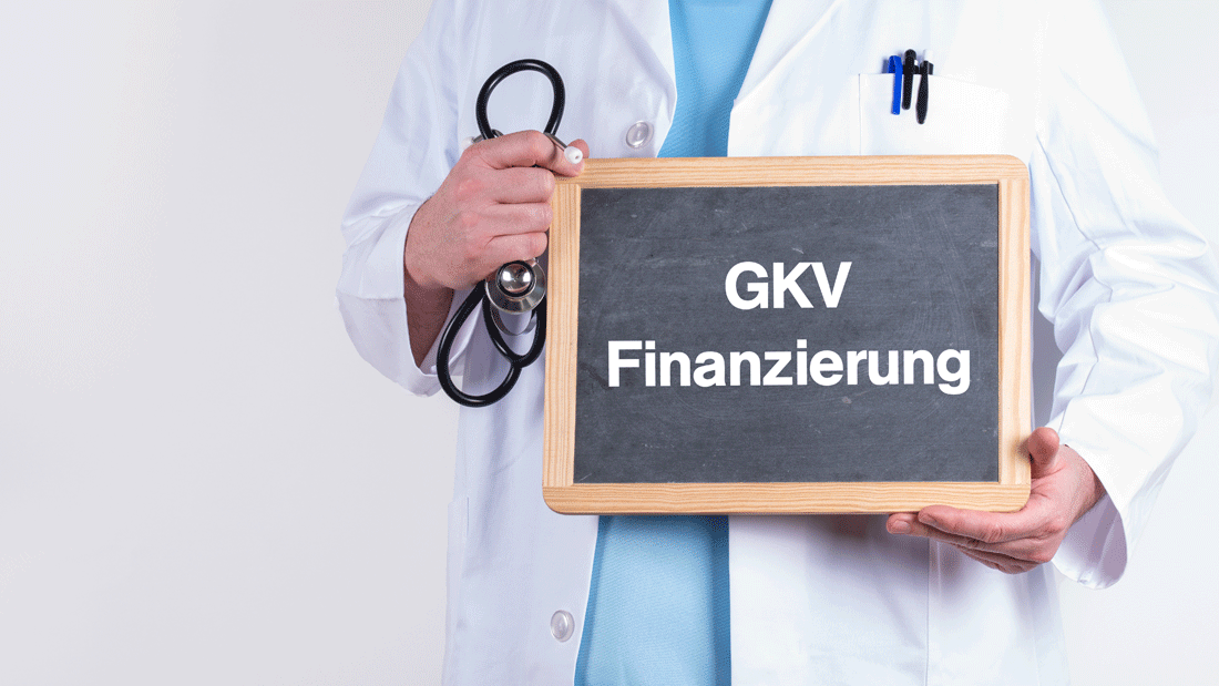 AdobeStock_467313484.gif Das Bild zeigt eine Person in einem Arztkittel, die eine Tafel mit der Aufschrift "GKV Finanzierung" hält.