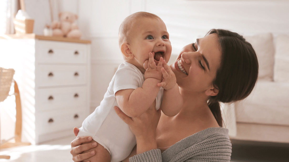 AdobeStock_471178459.gif Junge Mutter mit Baby zu Hause