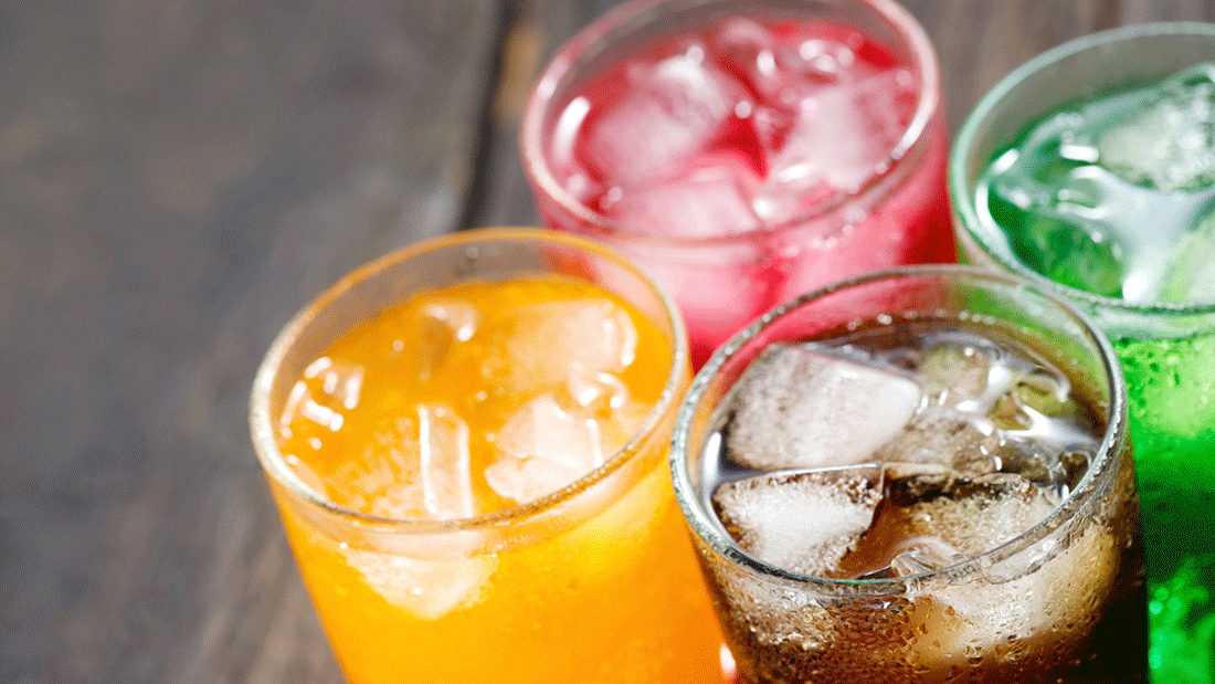 AdobeStock_613230184.gif Dieses Bild zeigt vier Gläser mit verschiedenen farbigen Getränken, die jeweils mit Eiswürfeln gefüllt sind. Die Farben der Getränke sind Orange, Rot, Grün und Braun, was auf eine Vielfalt von Softdrinks oder Erfrischungsgetränken hinweist.